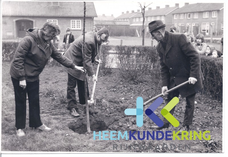 1970 Boomplantdag Spijk vlnr. zr. Voskuilen hvd School- Burg. Hendriks- J.Jansen . Coll HKR